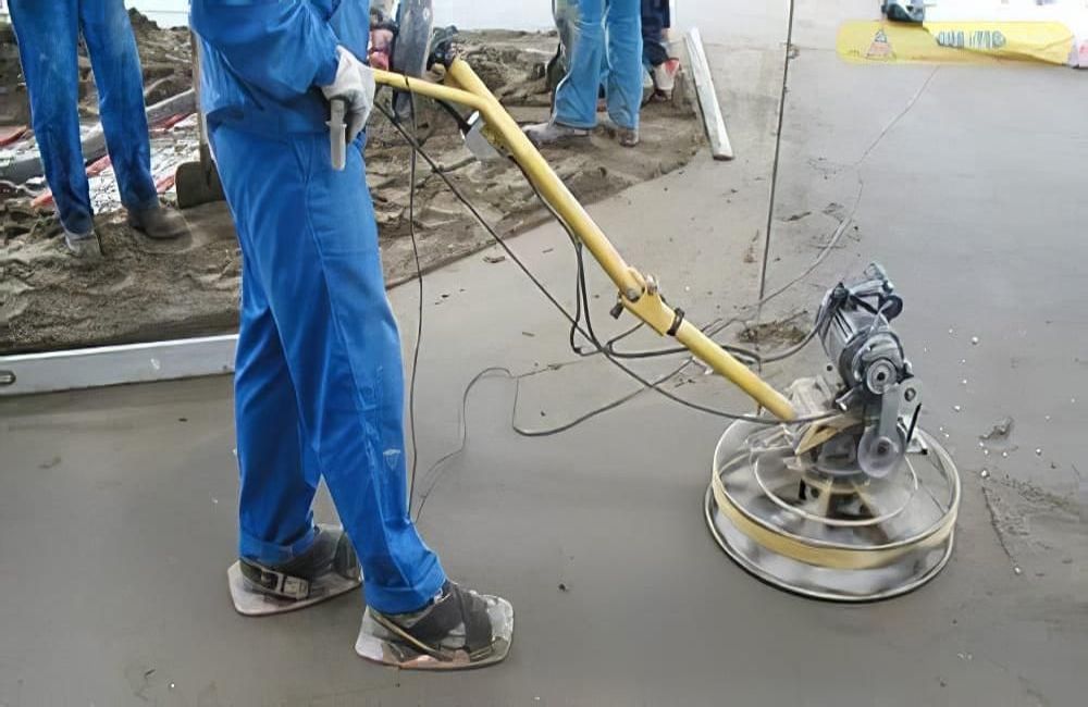 Что входит в полусухую стяжку на пол под ключ? Полусухая стяжка на пол под ключ — это надежный метод выравнивания, предлагающий прочность и идеальную ровность. Мы обеспечиваем быстрый и качественный результат, подходящий для жилых и коммерческих помещений, исключая возможные проблемы в будущем.